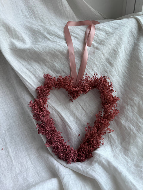 Corona di fiori secchi in forma di cuore